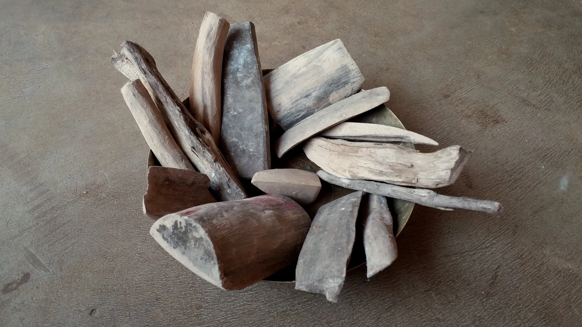 Potongan kayu cendana di dalam mangkuk